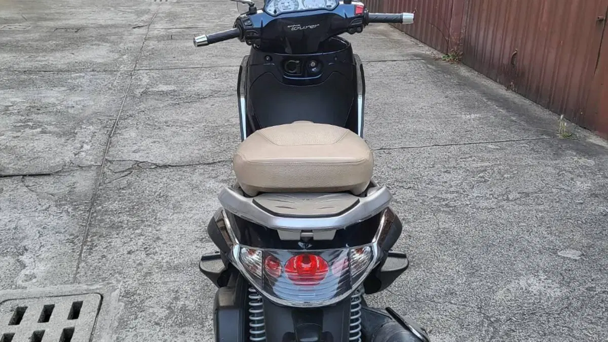 Piaggio Beverly Tourer 125  (8)