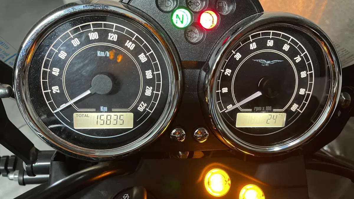 Moto Guzzi V7 II Stone (2015 - 17)  (6)