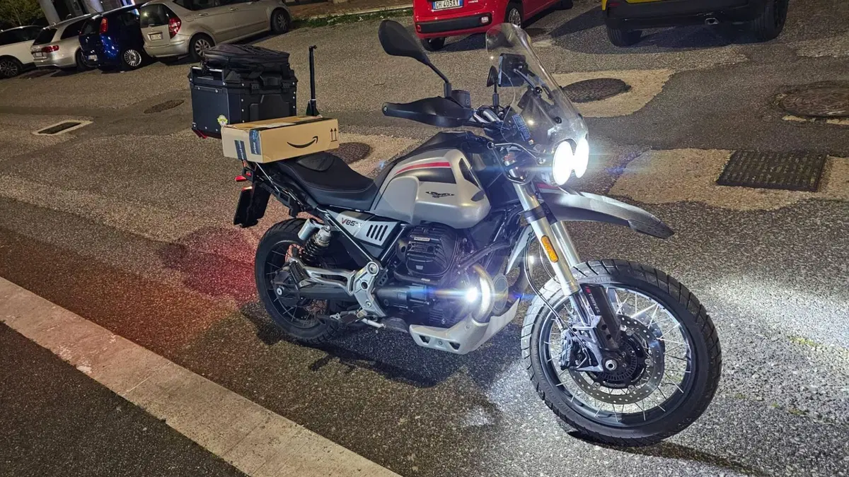 Moto Guzzi V85 TT Travel (2021 - 23)  (2)