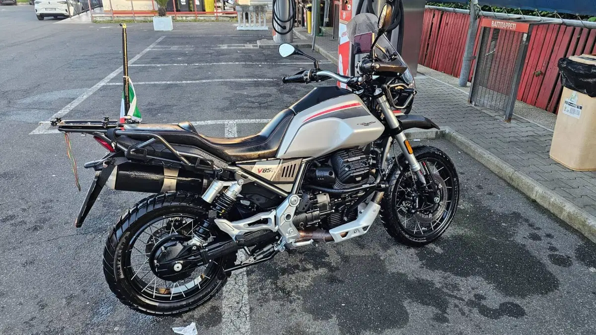 Moto Guzzi V85 TT Travel (2021 - 23)  (3)