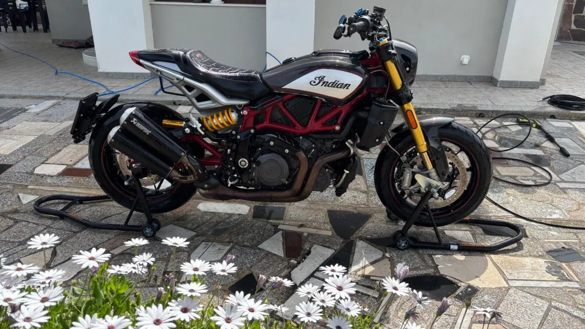 Indian FTR 1200 R Carbon (2021 - 25)  (2)
