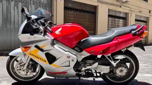 Honda VFR 800 (1998 - 01)  (2)