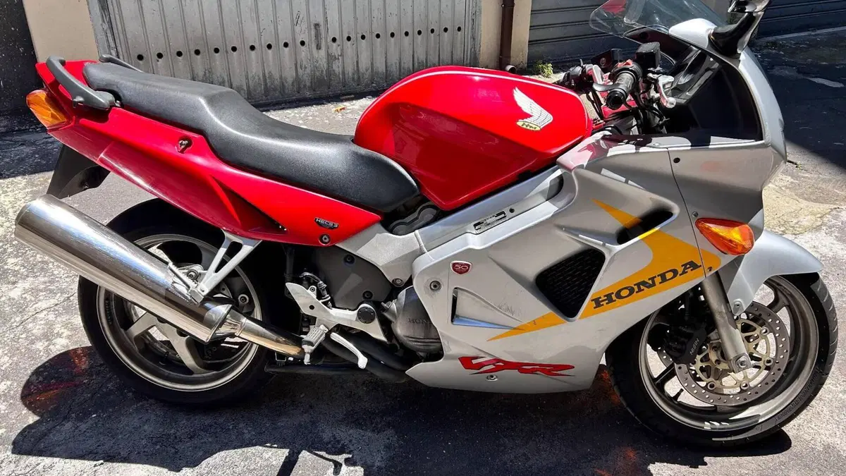 Honda VFR 800 (1998 - 01)  (3)