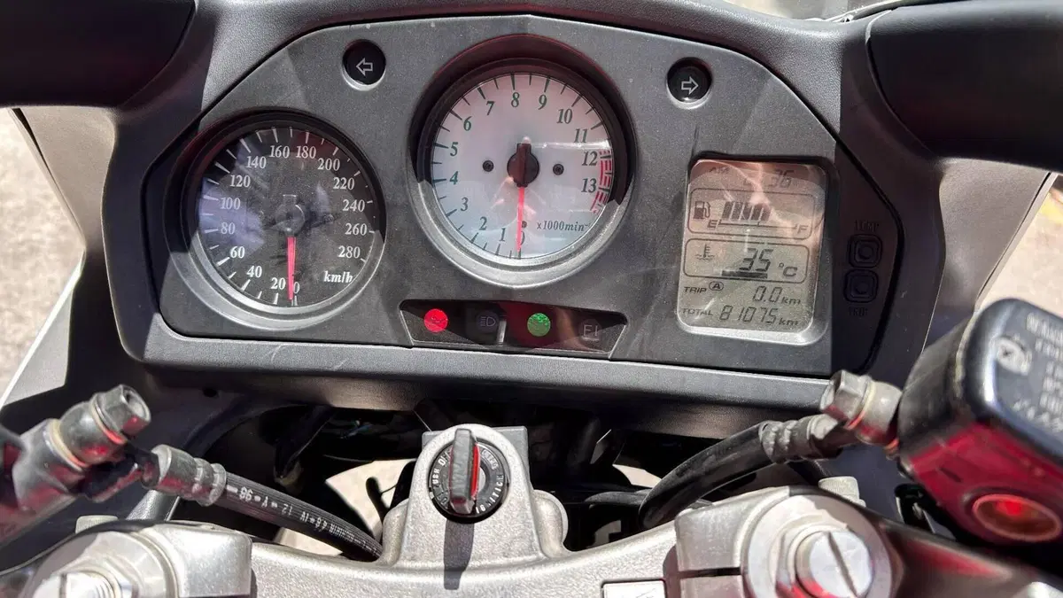 Honda VFR 800 (1998 - 01)  (5)