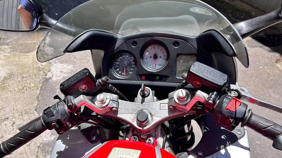 Honda VFR 800 (1998 - 01)  (6)