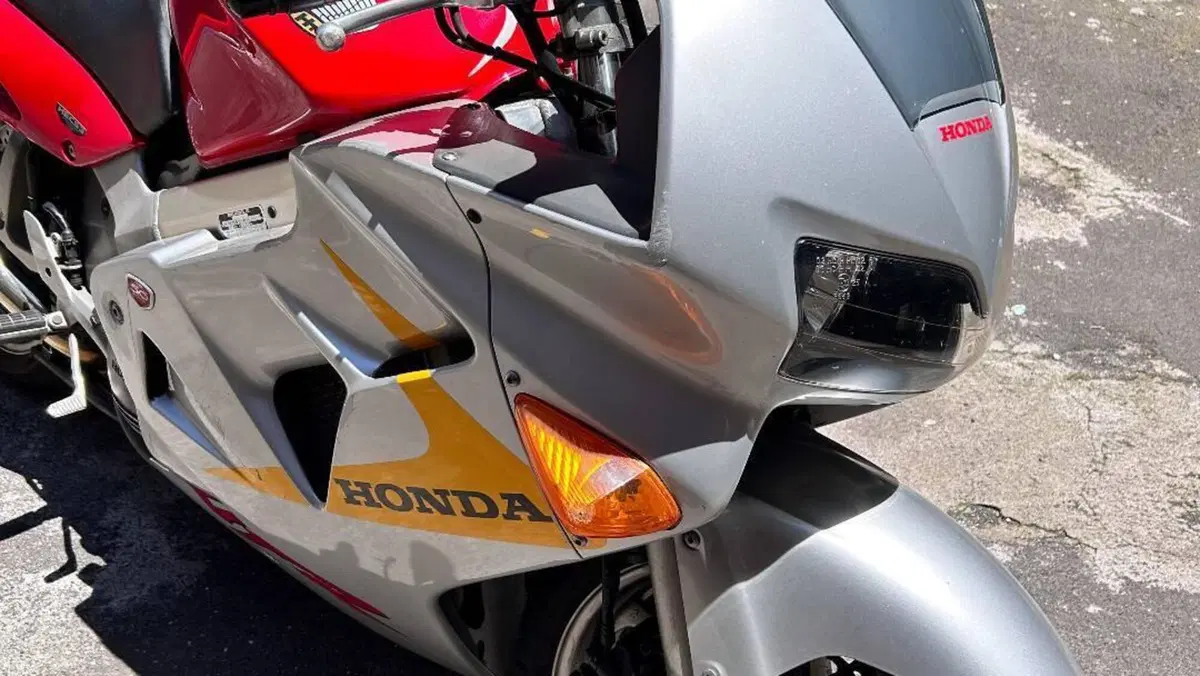 Honda VFR 800 (1998 - 01)  (11)