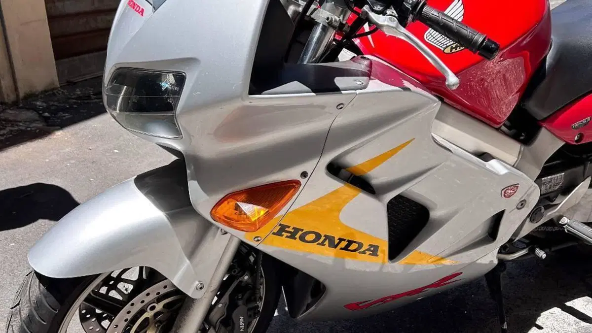 Honda VFR 800 (1998 - 01)  (12)