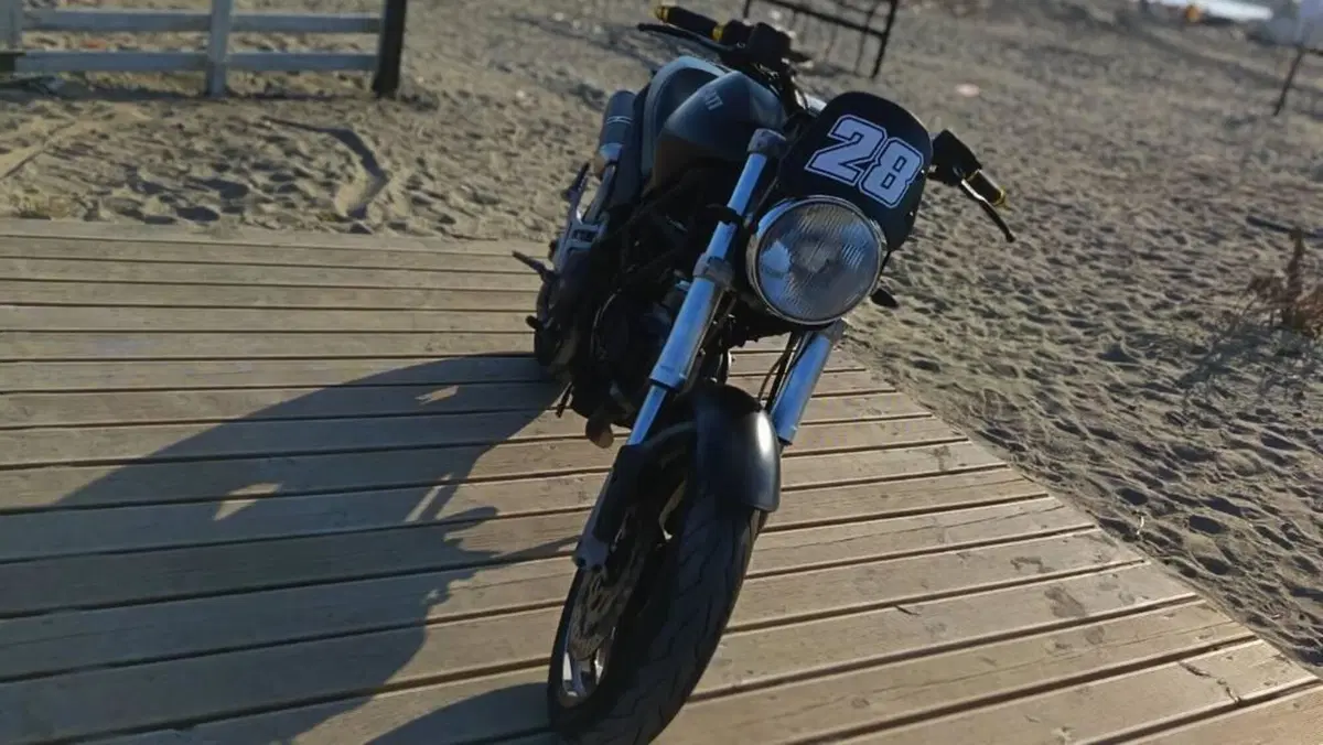 Ducati Monster 600 Dark (1998 - 01)  (3)