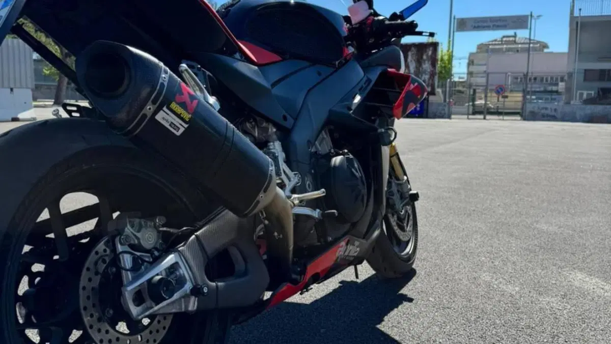 Aprilia RSV4 1100 Factory (2021 - 24)  (3)