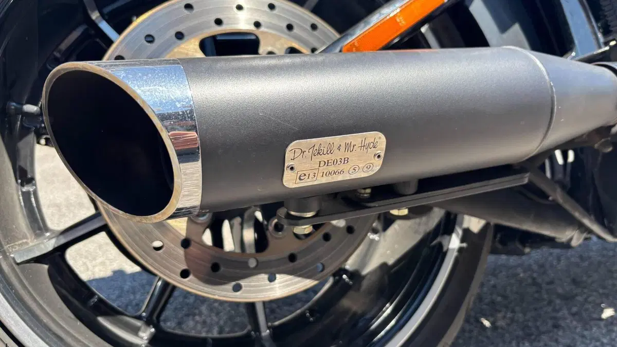Harley-Davidson 1690 Breakout (2013 - 17) - FXSB  (3)