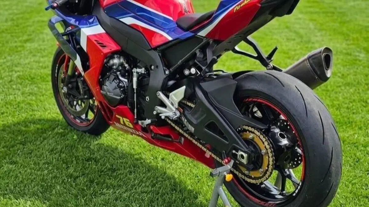 Honda CBR 1000 RR-R Fireblade (2022 - 23)  (2)