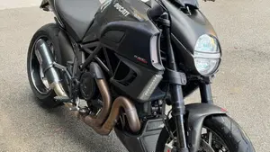 Ducati Diavel 1200 Carbon (2010 - 13)  (4)