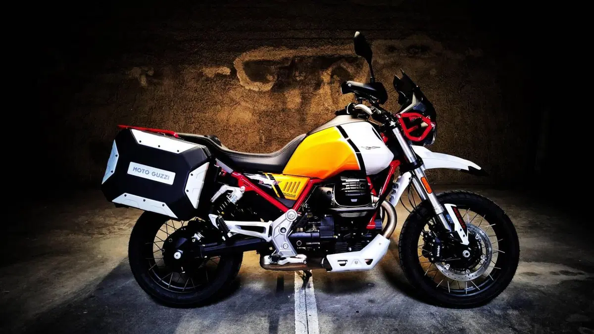 Moto Guzzi V85 TT Evocative Graphics (2021 - 23) 
