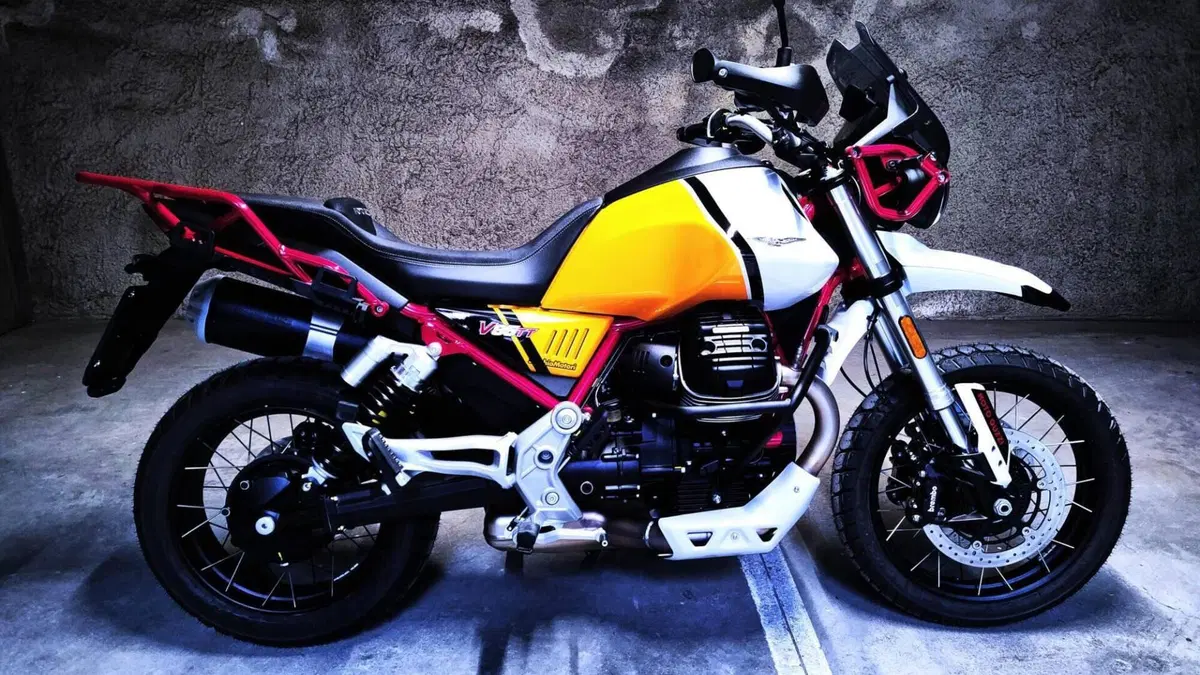Moto Guzzi V85 TT Evocative Graphics (2021 - 23)  (2)