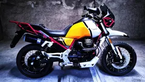 Moto Guzzi V85 TT Evocative Graphics (2021 - 23)  (2)