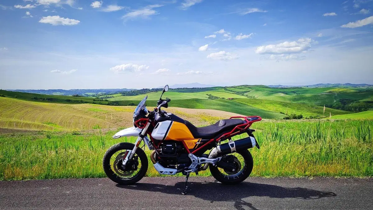 Moto Guzzi V85 TT Evocative Graphics (2021 - 23)  (3)