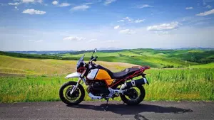 Moto Guzzi V85 TT Evocative Graphics (2021 - 23)  (3)