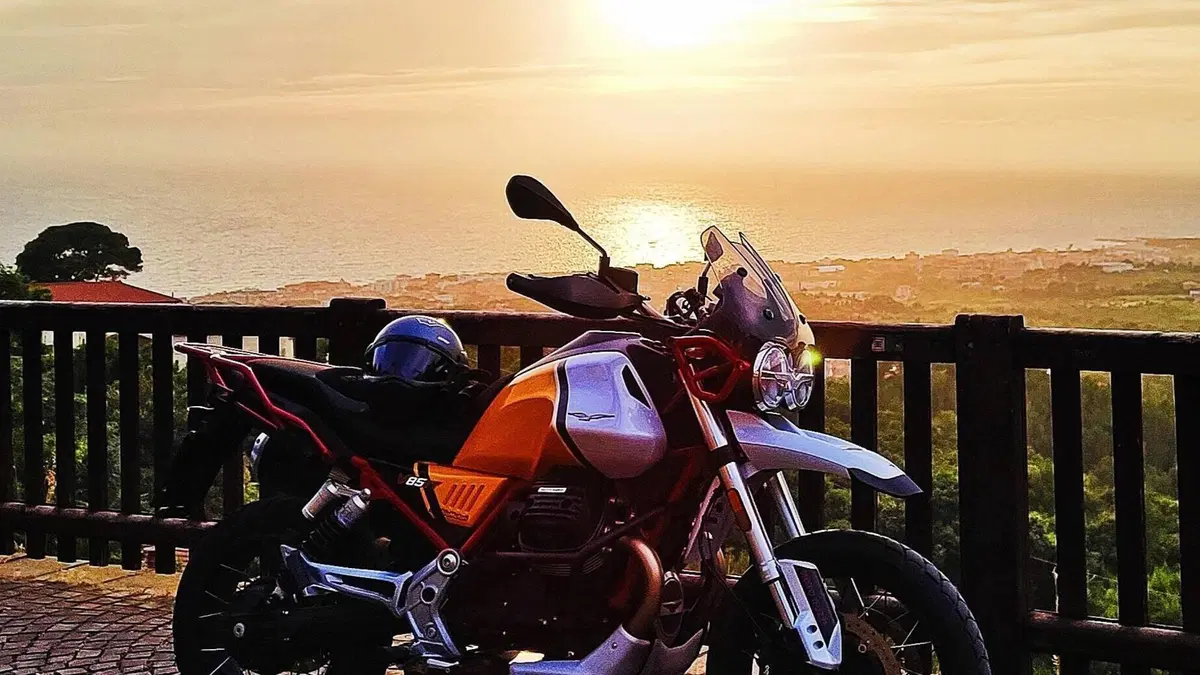 Moto Guzzi V85 TT Evocative Graphics (2021 - 23)  (4)