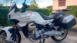 Moto Guzzi V100 Mandello (2022 - 24)  (3)