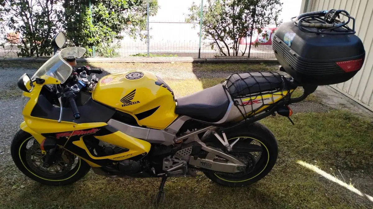 Honda CBR 900 RR Fireblade (2000 - 01)  (2)