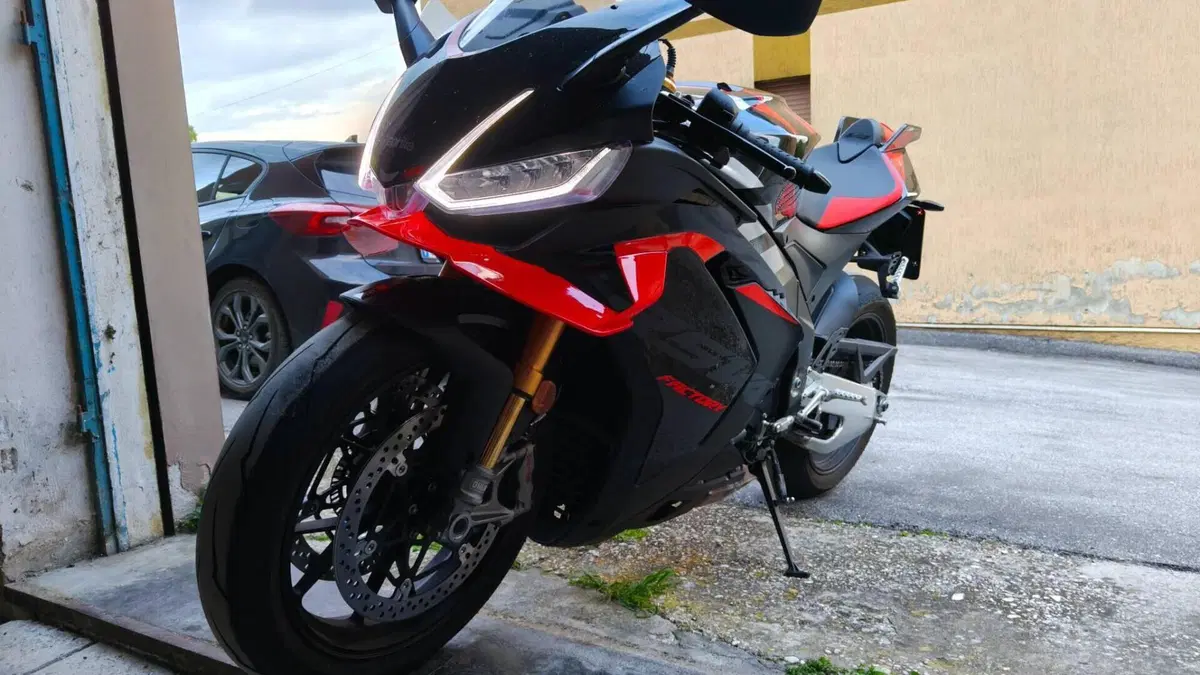 Aprilia RSV4 1100 Factory (2025 - 26)  (2)