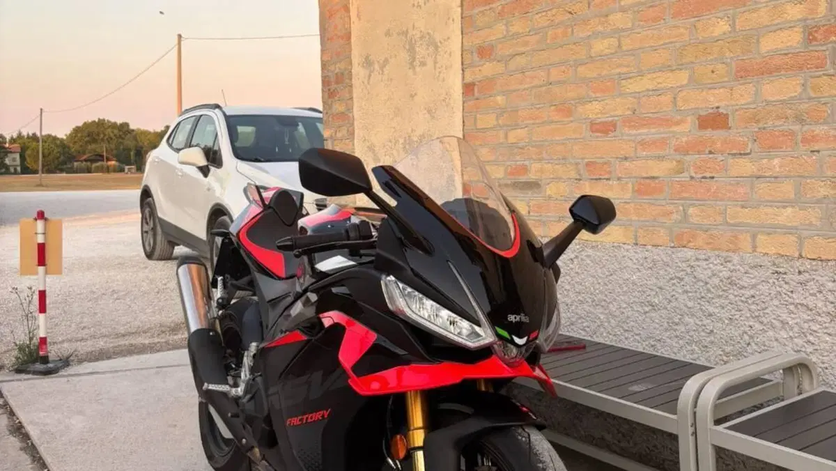 Aprilia RSV4 1100 Factory (2025 - 26)  (3)