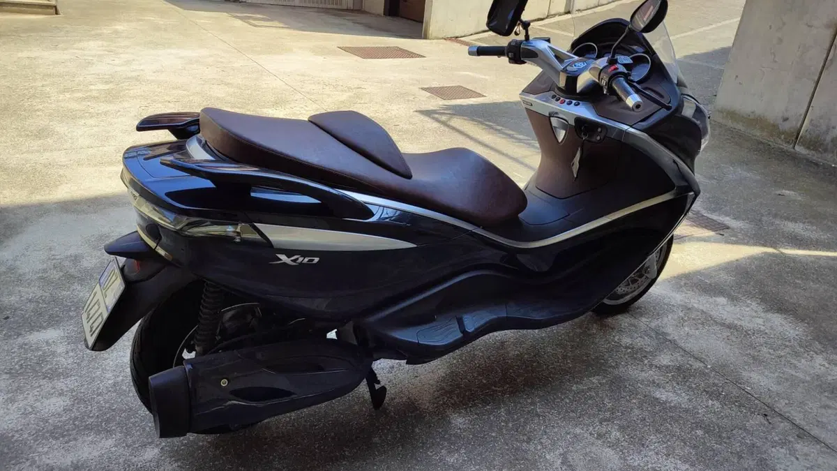 Piaggio X10 350 ie Executive (2011 - 17)  (2)