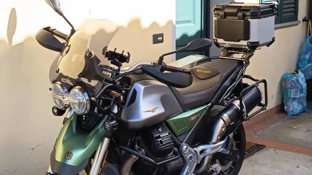 Moto Guzzi V85 TT Centenario (2021 - 22) 