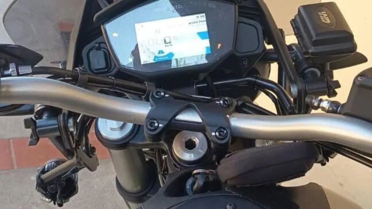 Moto Guzzi V85 TT Centenario (2021 - 22)  (2)