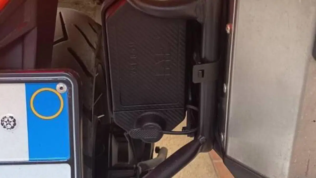 Moto Guzzi V85 TT Centenario (2021 - 22)  (3)