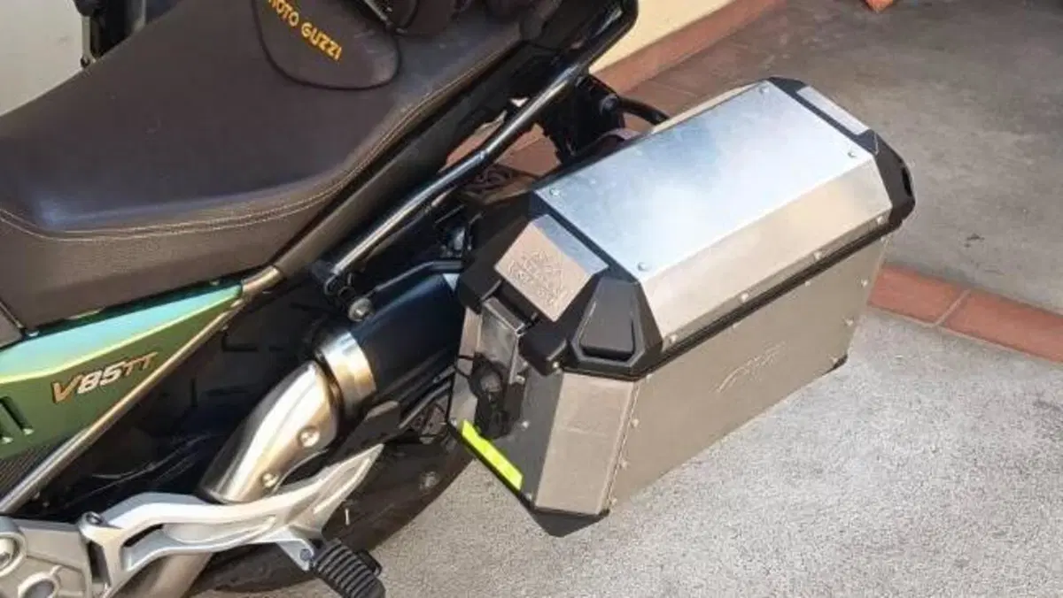 Moto Guzzi V85 TT Centenario (2021 - 22)  (4)