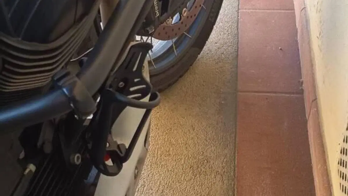 Moto Guzzi V85 TT Centenario (2021 - 22)  (8)