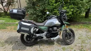 Moto Guzzi V85 TT Centenario (2021 - 22)  (2)