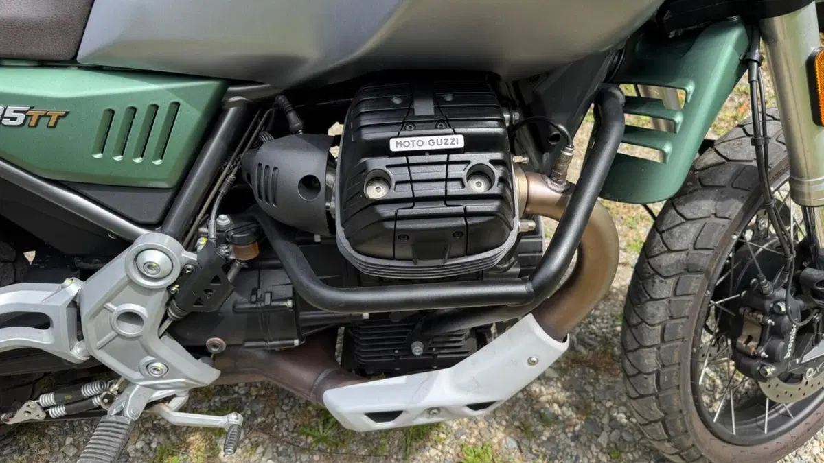 Moto Guzzi V85 TT Centenario (2021 - 22)  (4)