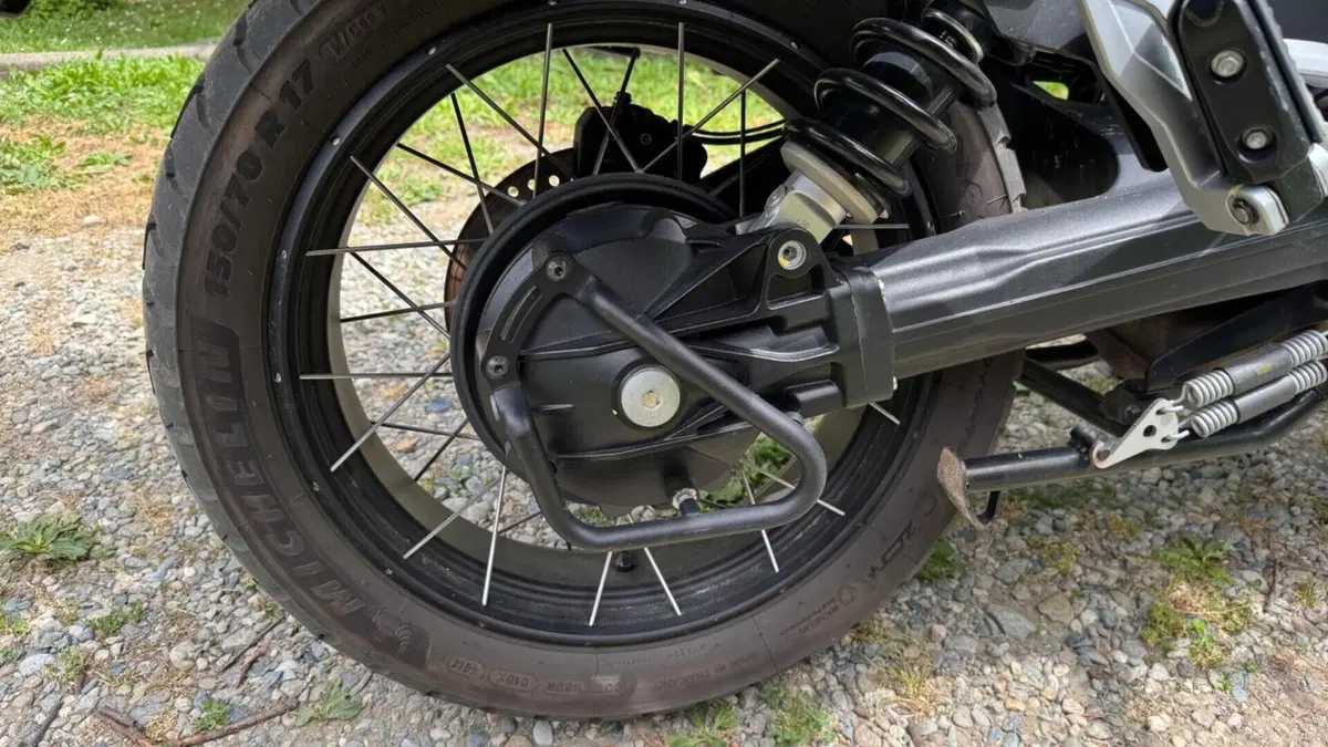 Moto Guzzi V85 TT Centenario (2021 - 22)  (5)