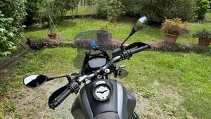 Moto Guzzi V85 TT Centenario (2021 - 22)  (6)