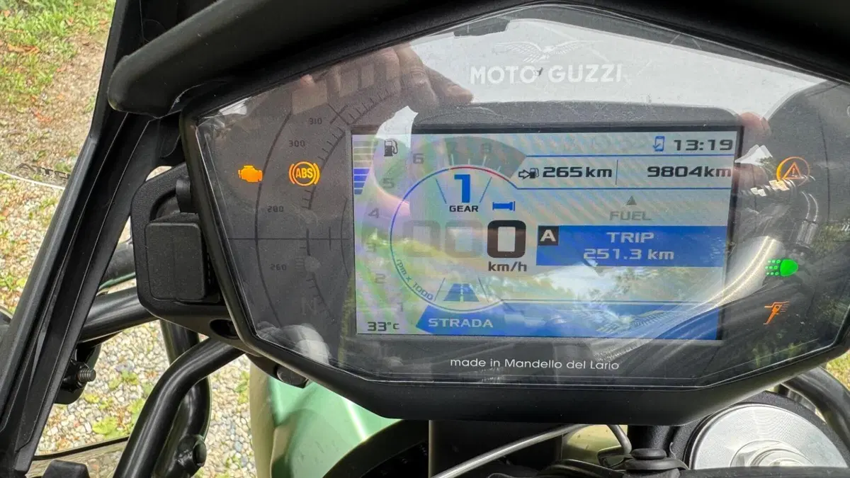 Moto Guzzi V85 TT Centenario (2021 - 22)  (7)