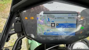 Moto Guzzi V85 TT Centenario (2021 - 22)  (7)
