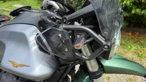 Moto Guzzi V85 TT Centenario (2021 - 22)  (8)