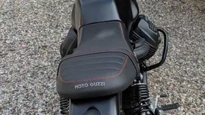Moto Guzzi V7 Stone (2021 - 24)  (4)