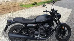 Moto Guzzi V7 Stone (2021 - 24)  (2)