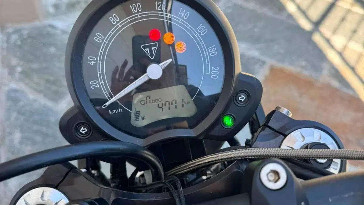 Triumph Street Twin 900 (2016)  (2)