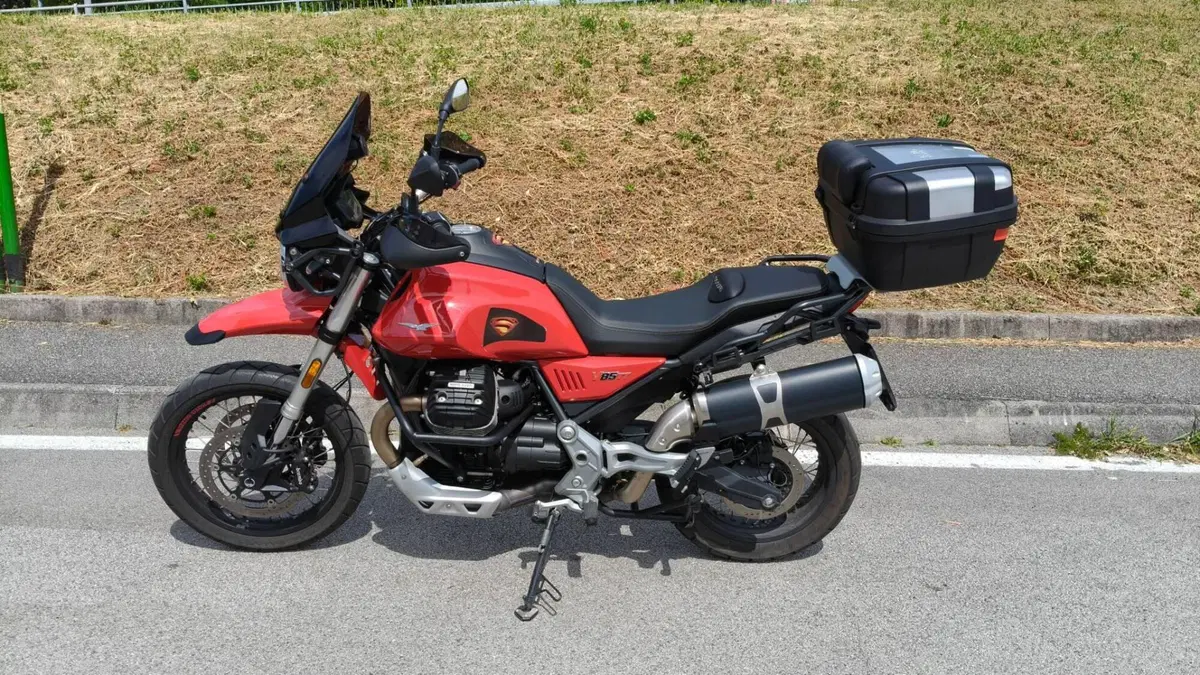 Moto Guzzi V85 TT Evocative Graphics (2019 - 20)  (2)