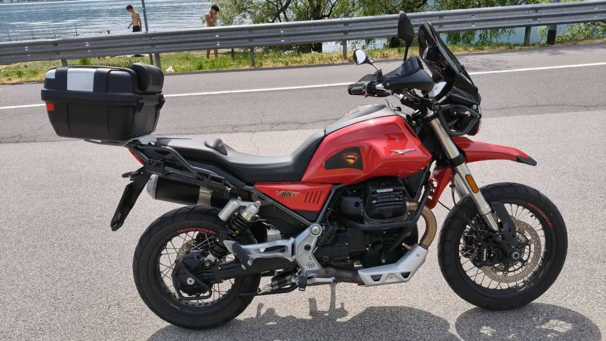 Moto Guzzi V85 TT Evocative Graphics (2019 - 20)  (3)