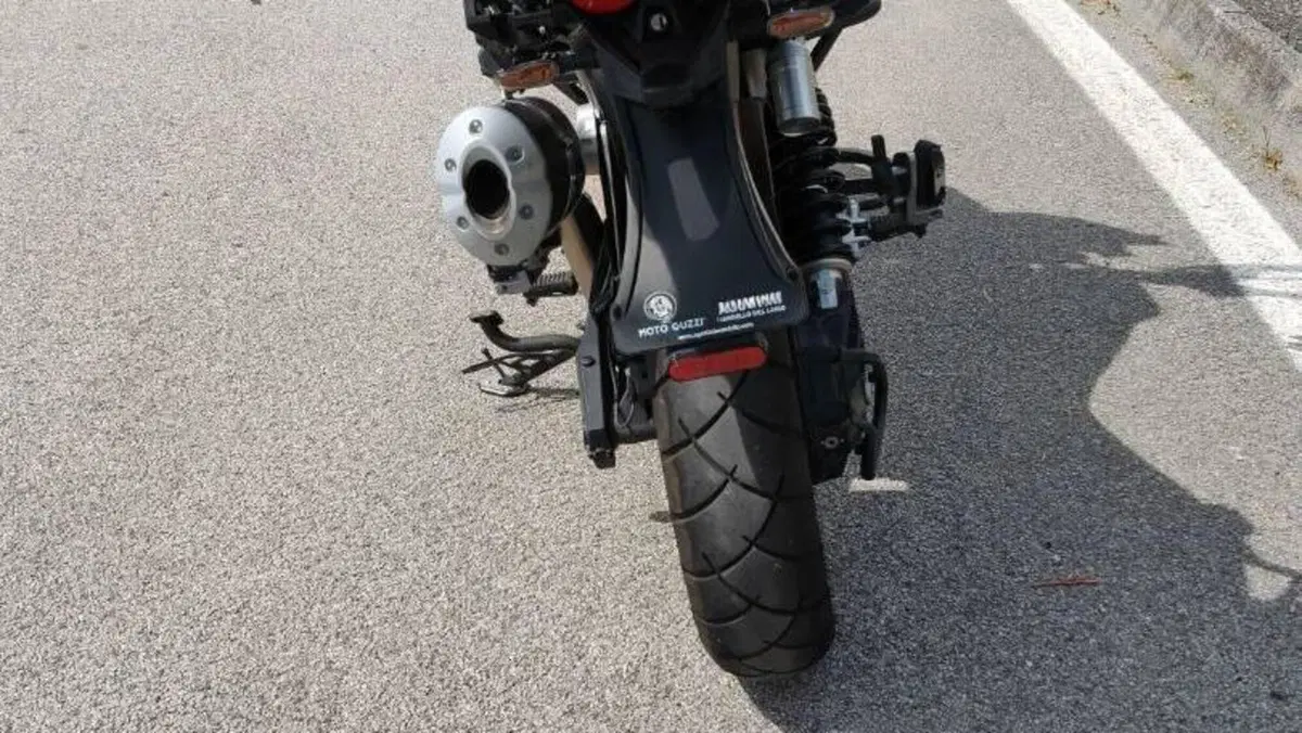 Moto Guzzi V85 TT Evocative Graphics (2019 - 20)  (5)