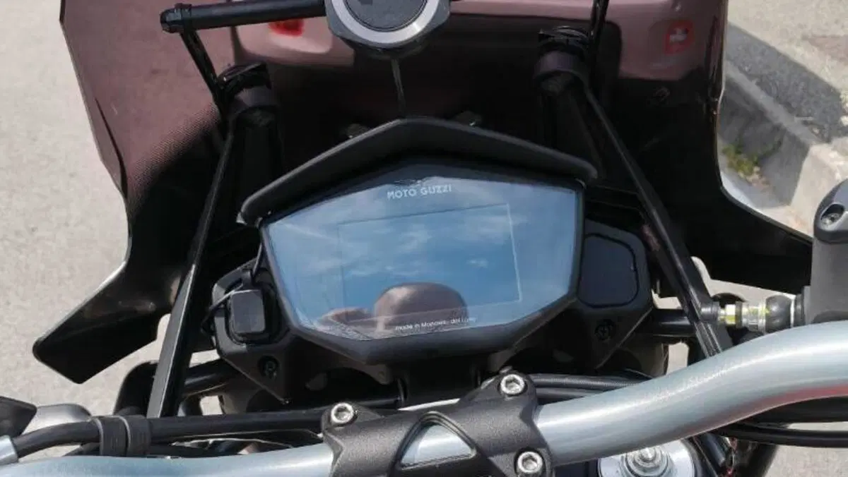 Moto Guzzi V85 TT Evocative Graphics (2019 - 20)  (7)