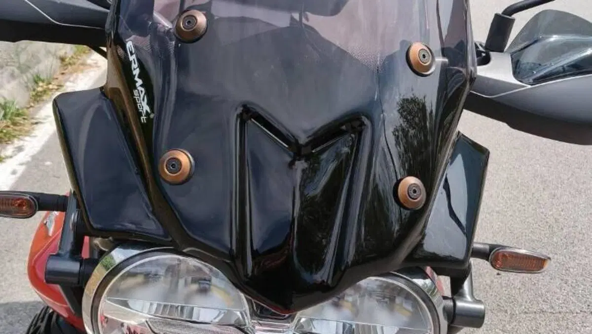 Moto Guzzi V85 TT Evocative Graphics (2019 - 20)  (10)