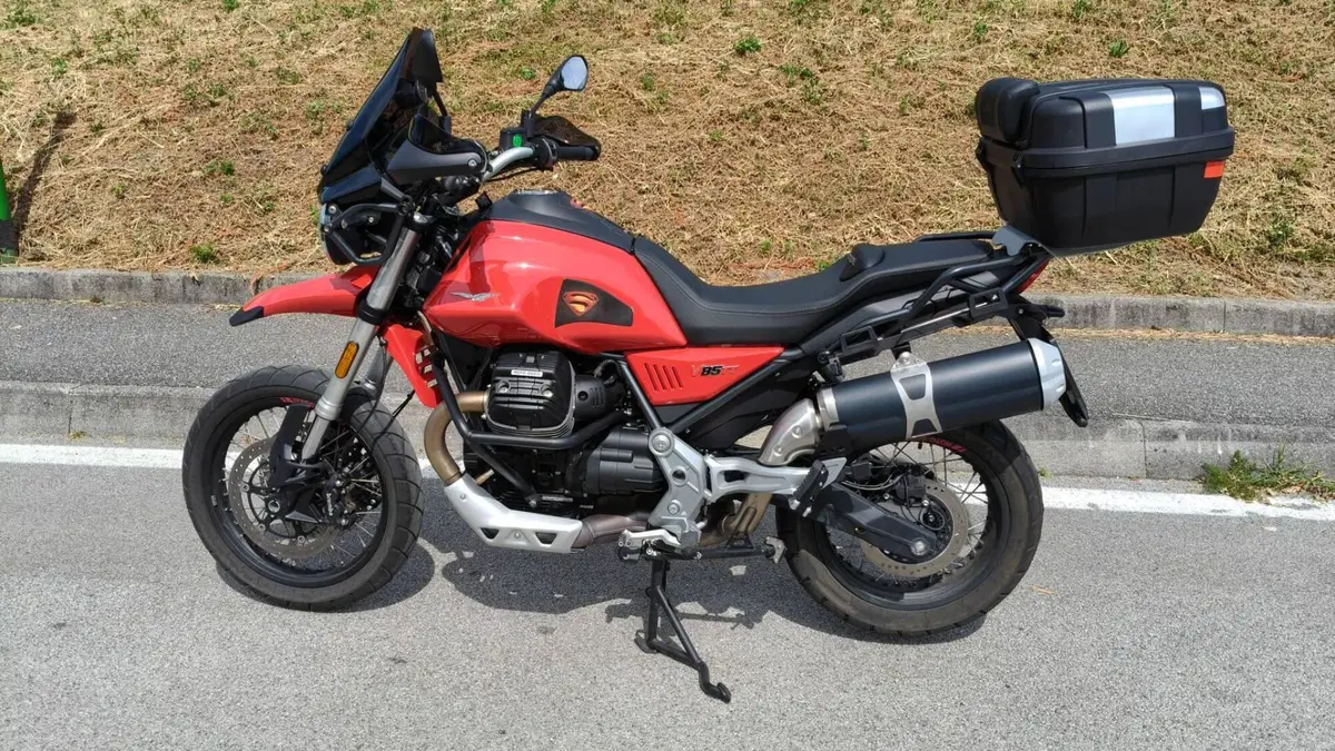 Moto Guzzi V85 TT Evocative Graphics (2019 - 20)  (15)