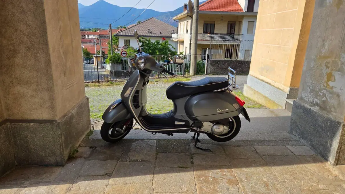 Vespa GTS 300 (2010 - 14)  (2)
