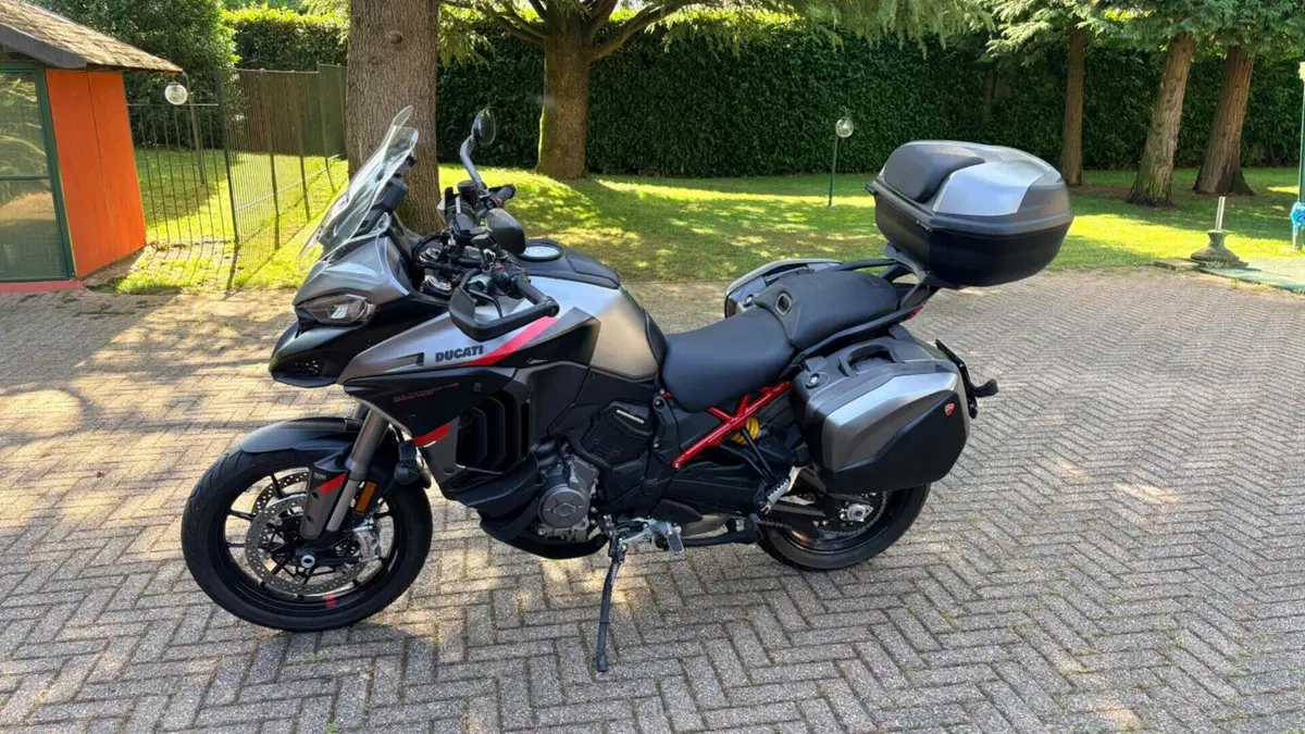 Ducati Multistrada V4 S Grand Tour (2024) 